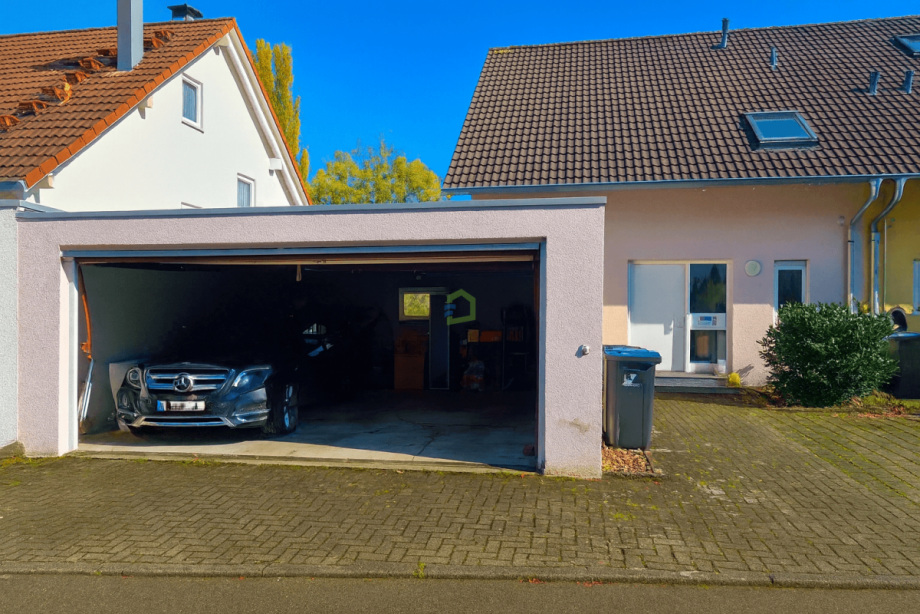 Hauseingang mit Garage Doppelhaush�lfte Dettingen an der Erms