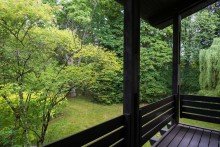 Blick in Garten FAIR-MAKLER: Wenn der Blick aus dem Fenster zum Lieblingsraum wird.