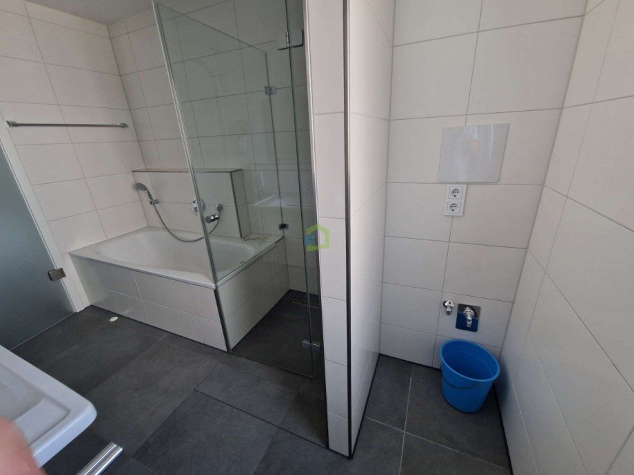 Bad mit Platz f�r Waschmaschine Etagenwohnung Pfullingen