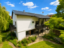 Gartenansicht (KI-optimiert) FAIR-MAKLER: Wenn der Blick aus dem Fenster zum Lieblingsraum wird.