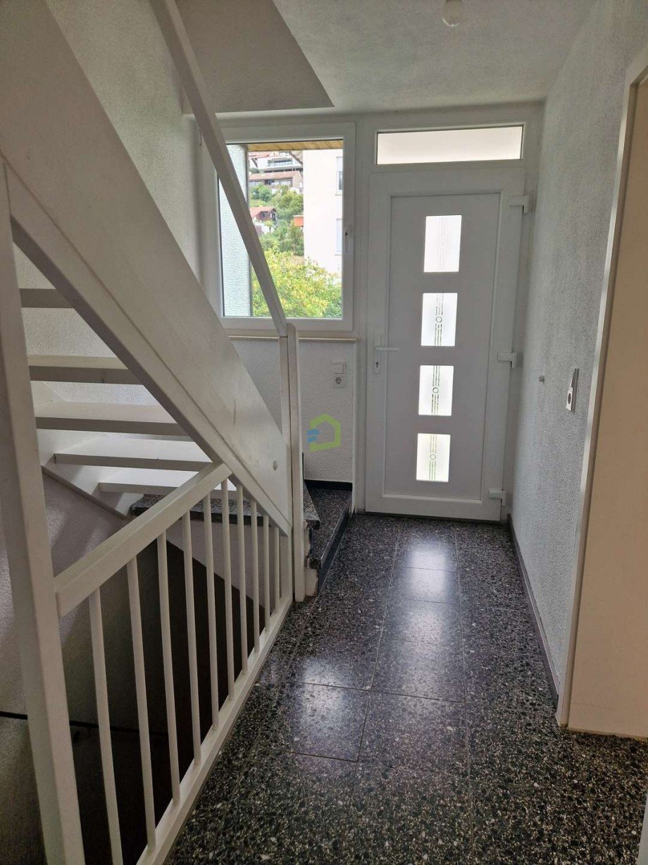 Flur mit Treppe Reihenmittelhaus Bad Urach