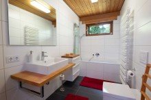 Bad 1 mit Wanne FAIR-MAKLER: Wenn der Blick aus dem Fenster zum Lieblingsraum wird.