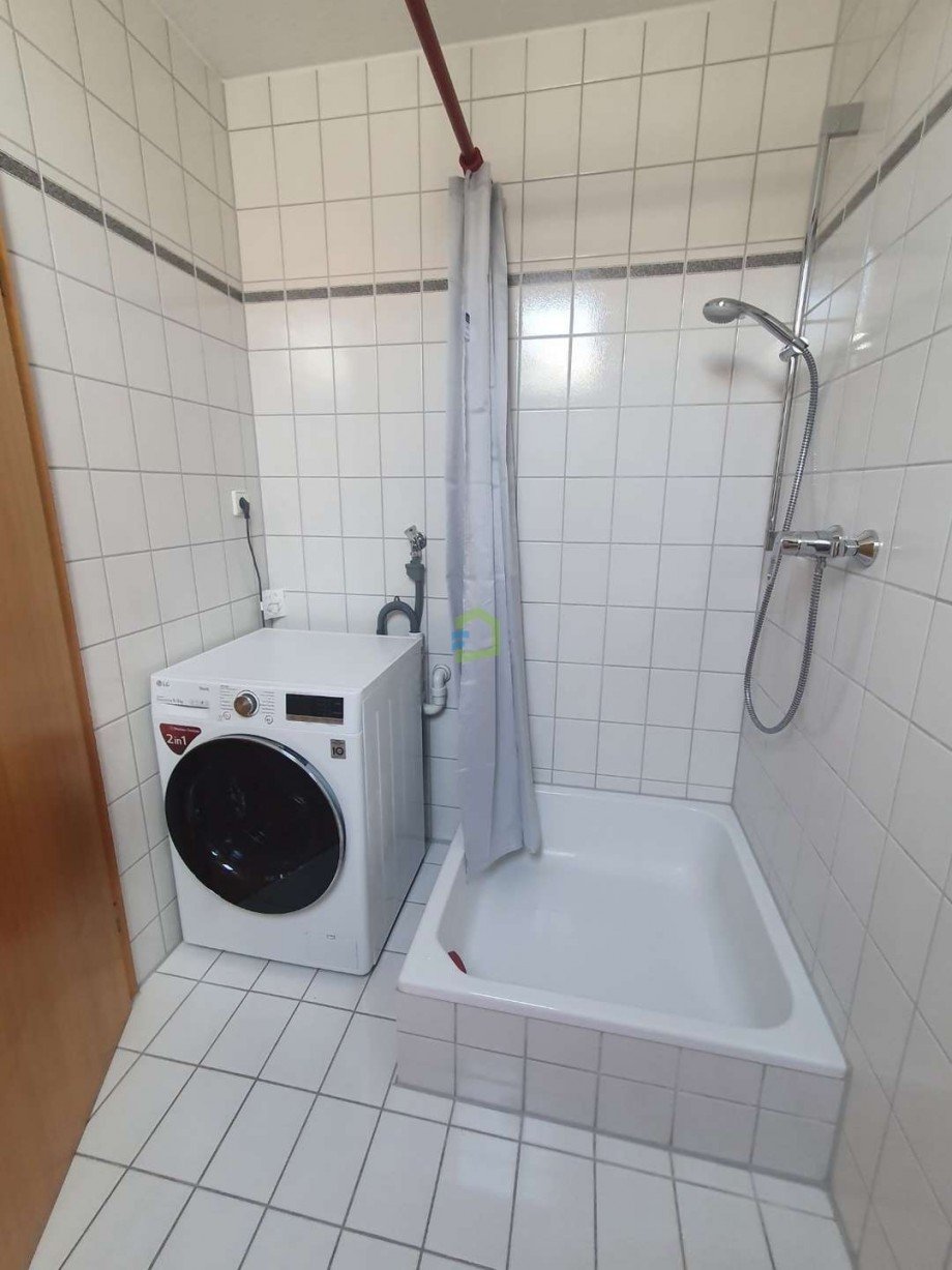 Badezimmer mit Waschtrockner Wohnung Dettingen an der Erms