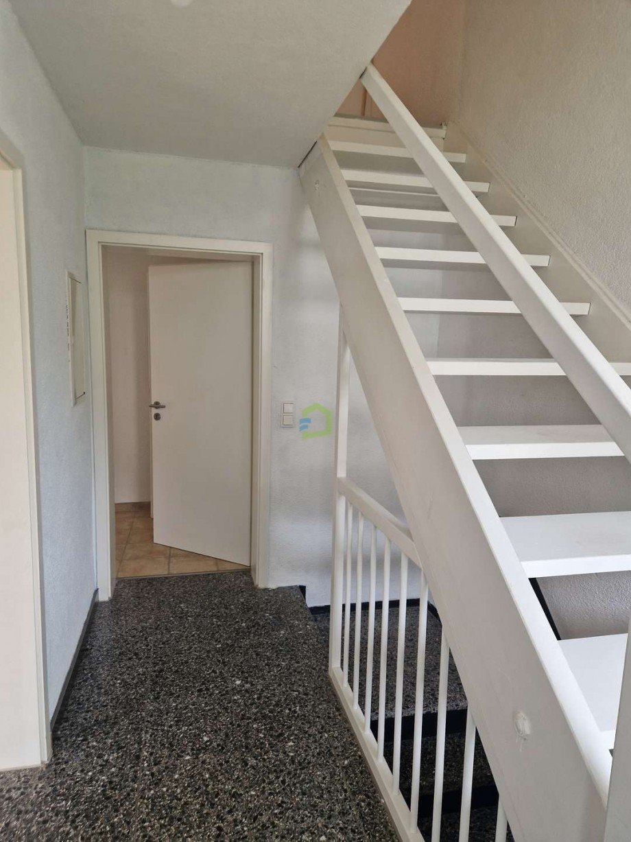 Flur mit Treppe Reihenmittelhaus Bad Urach