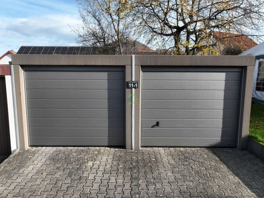 Doppelgarage mit elektrischem Tor Doppelhaush�lfte Neuffen